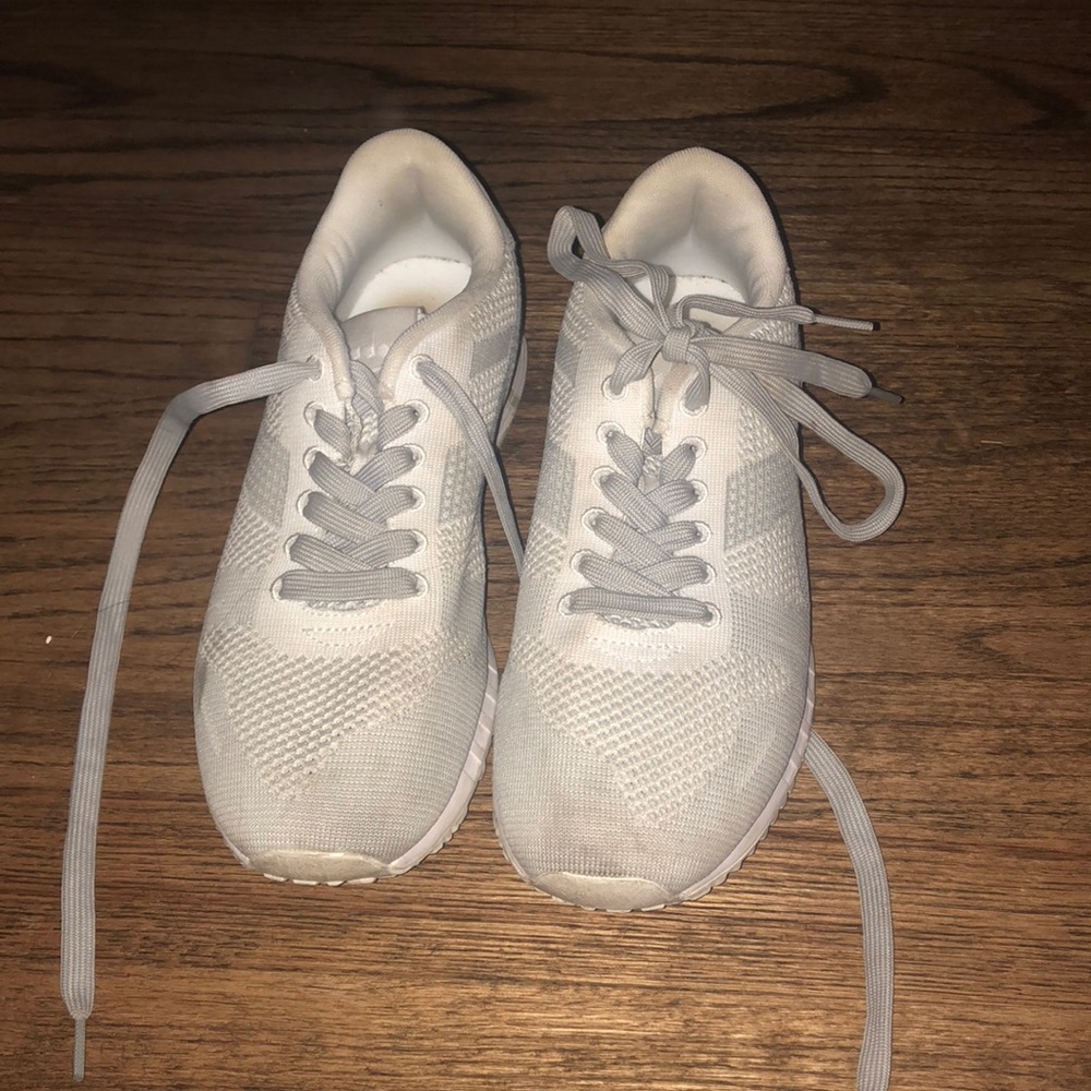 Diadora sneakers basically new